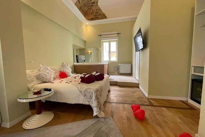 Queen Room with Spa Bath image 3