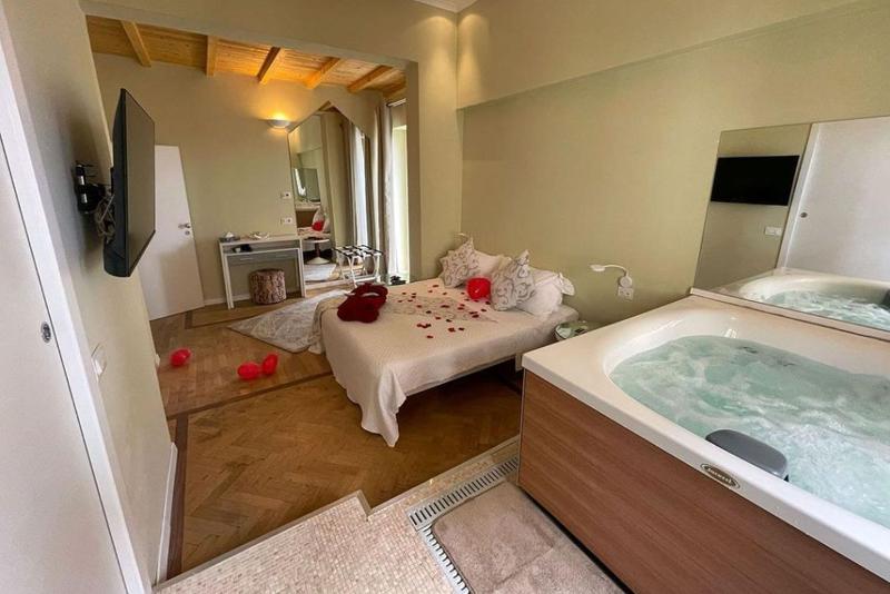 Queen Room with Spa Bath image 2