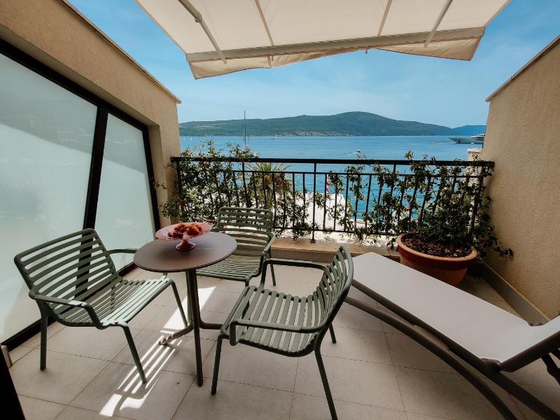 Suite with Terrace and Sea View image 4