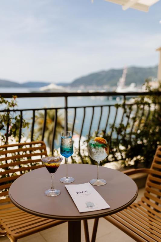 Deluxe Double or Twin Room with Sea View image 3