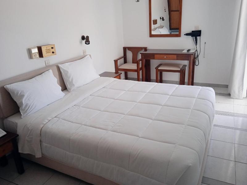 Twin Room with Side Sea View image 4