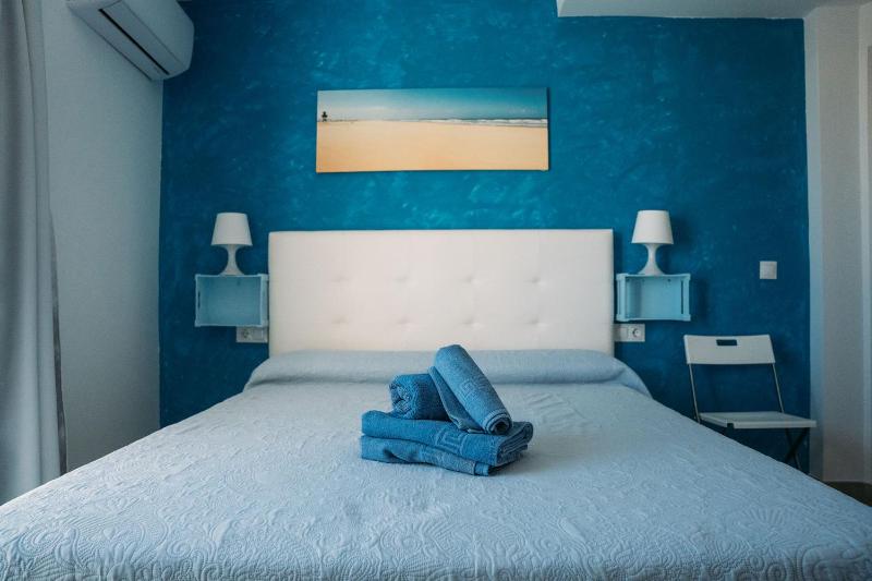Double room with window on street level image 1