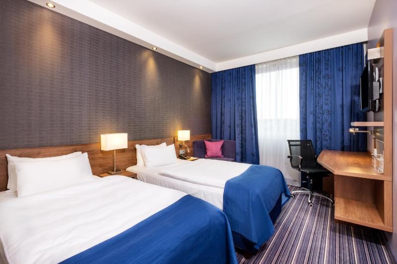 Standard Twin Room image 3