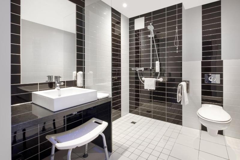 Standard Queen Room - Disability Access image 2