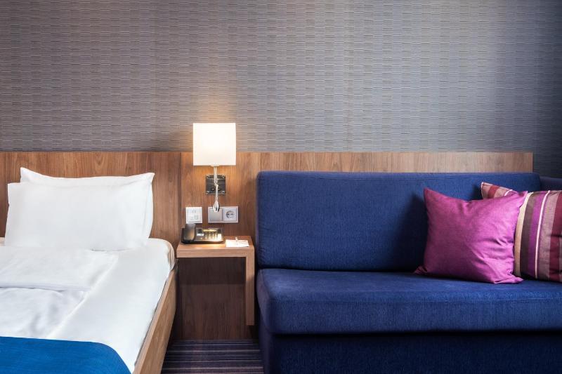 Standard Queen Room image 4