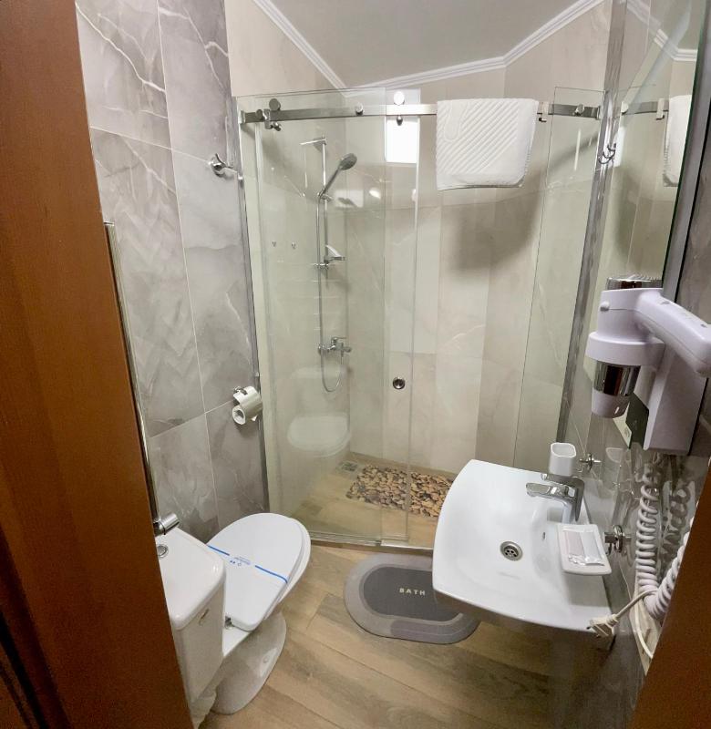 Double Room image 4