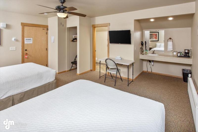 Queen Room with Two Queen Beds image 3