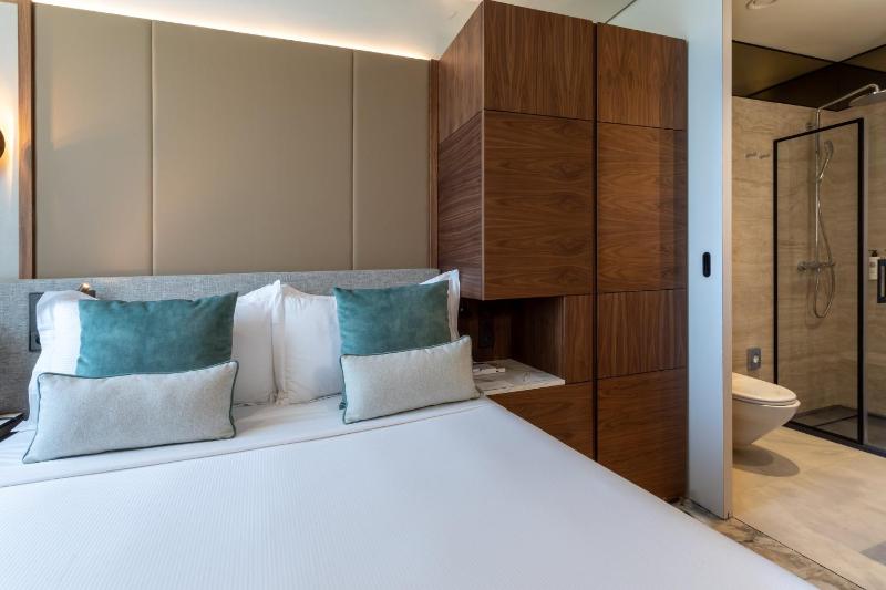 Queen or Twin Classic City View image 4