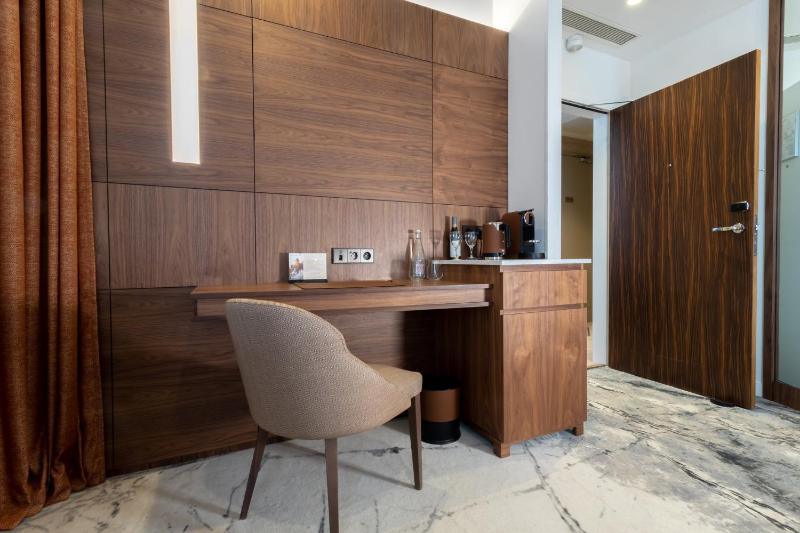 Premium King Room image 4