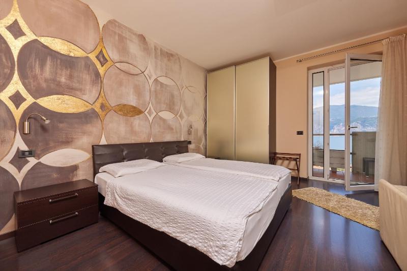 Superior Double Room with Balcony and Lake View image 3