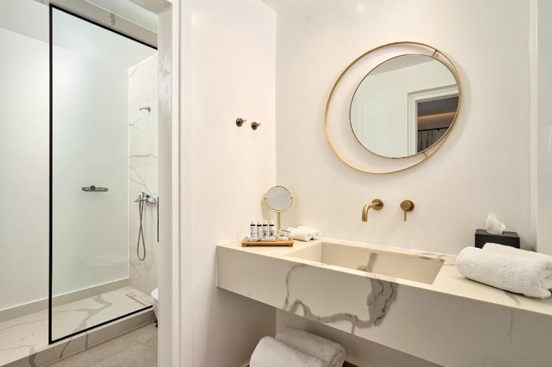 Superior Suite with Hot Tub & Pool View image 3