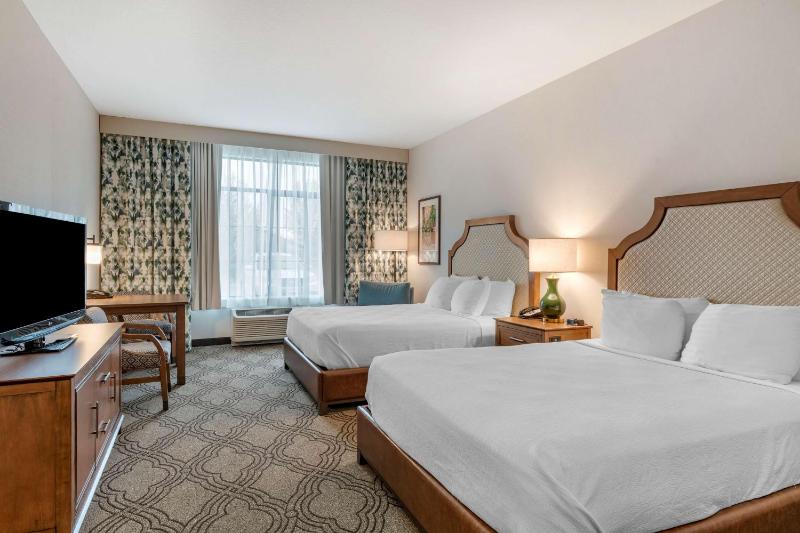 Queen Room with Two Queen Beds and Sofa Bed image 4