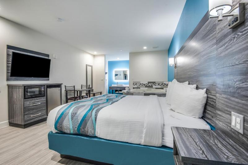 1 King Bed Jetted Tub Suite Smoking image 2