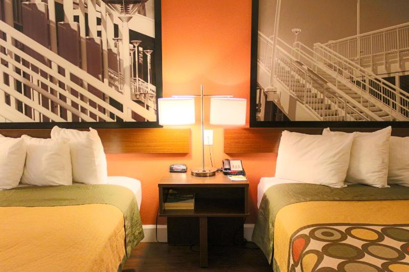 Queen Room with Two Queen Beds - Non-Smoking image 3