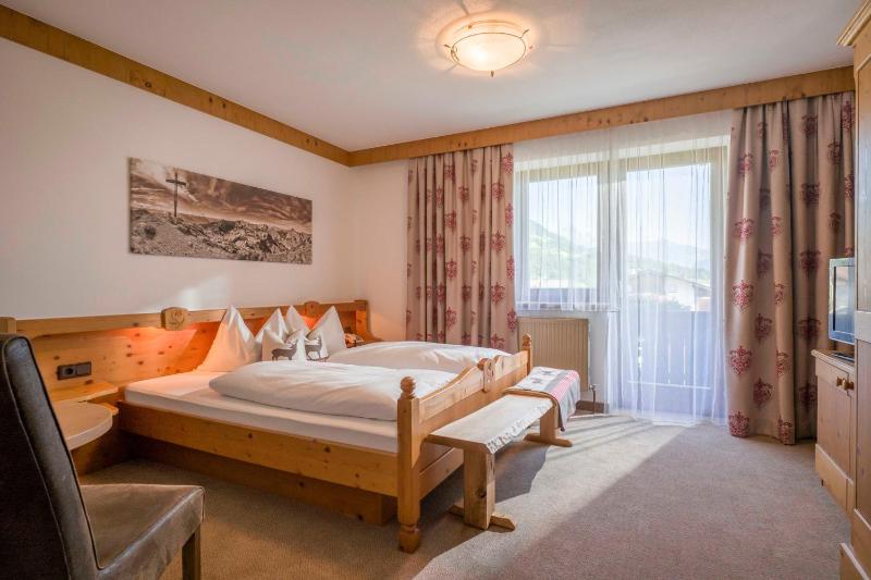 Double Room with Extra Bed image 2