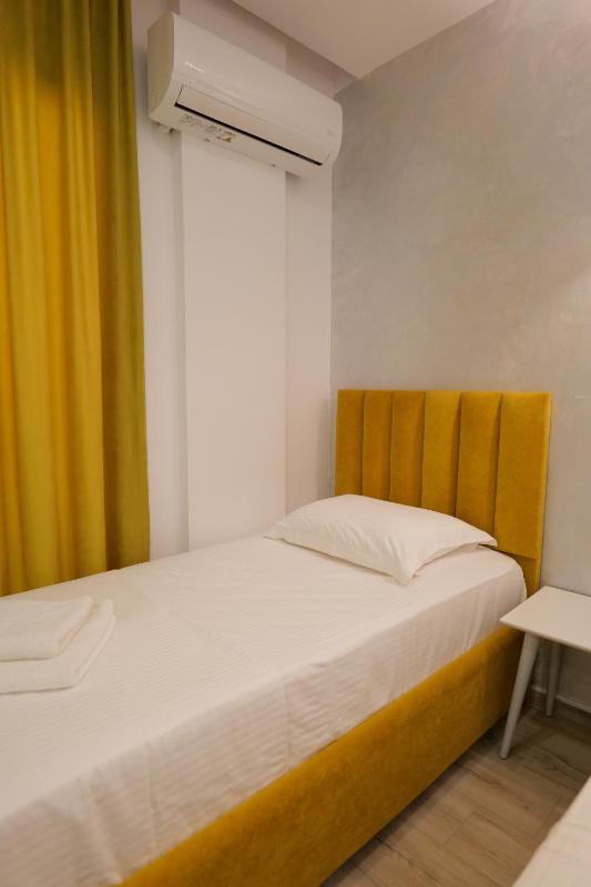 Triple Room with Balcony image 4