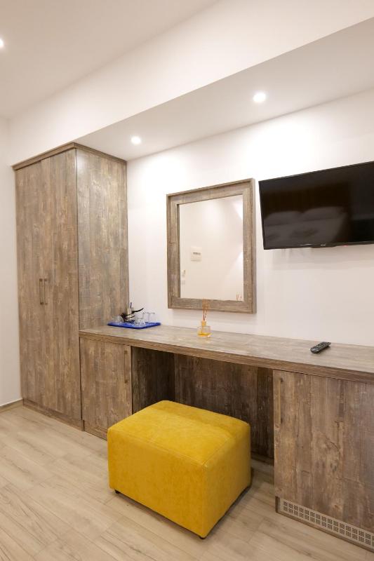 Triple Room with Balcony image 3