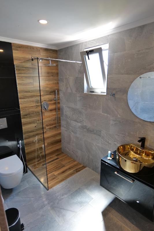 Double Room with Balcony image 3