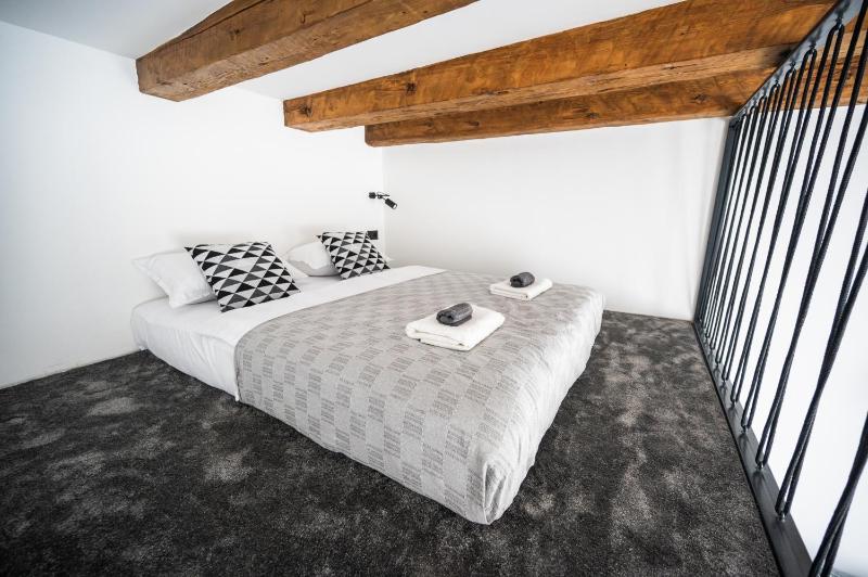 140 SQM Apartment with 4 units - GREAT FOR GROUPS - image 9