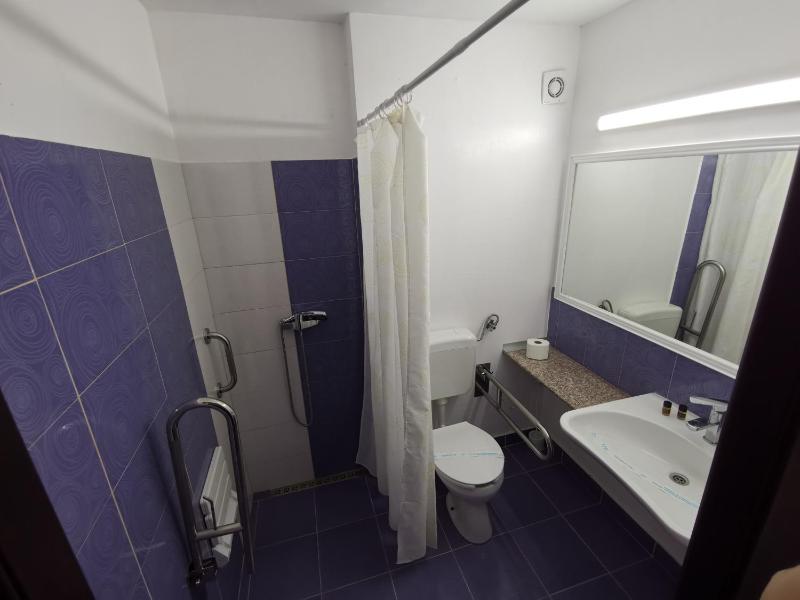 Twin Room - Disability Access image 4