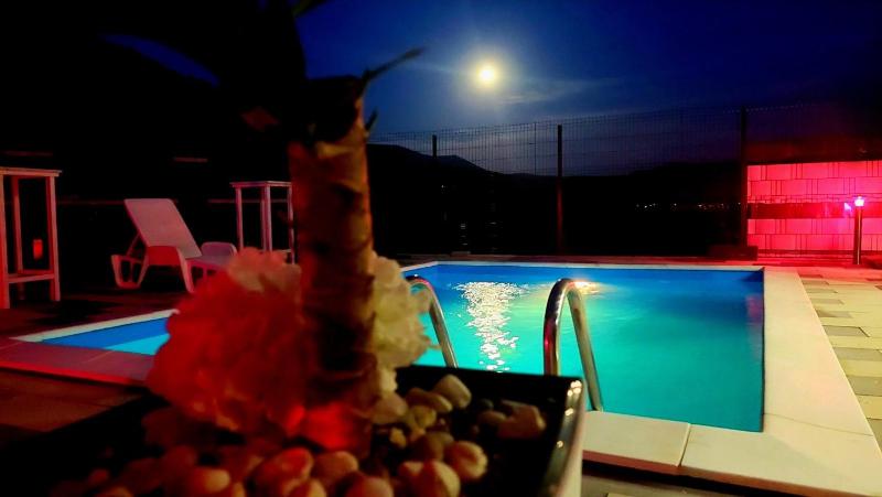 Holiday House White Hill Images