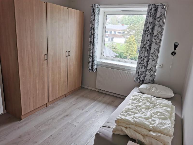 Single Room with Shared Bathroom image 2