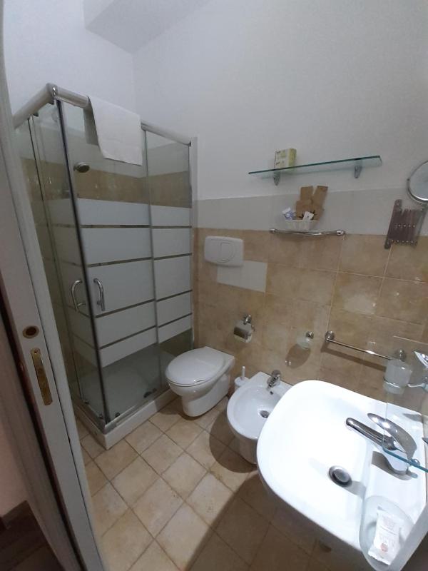 Double Room image 4