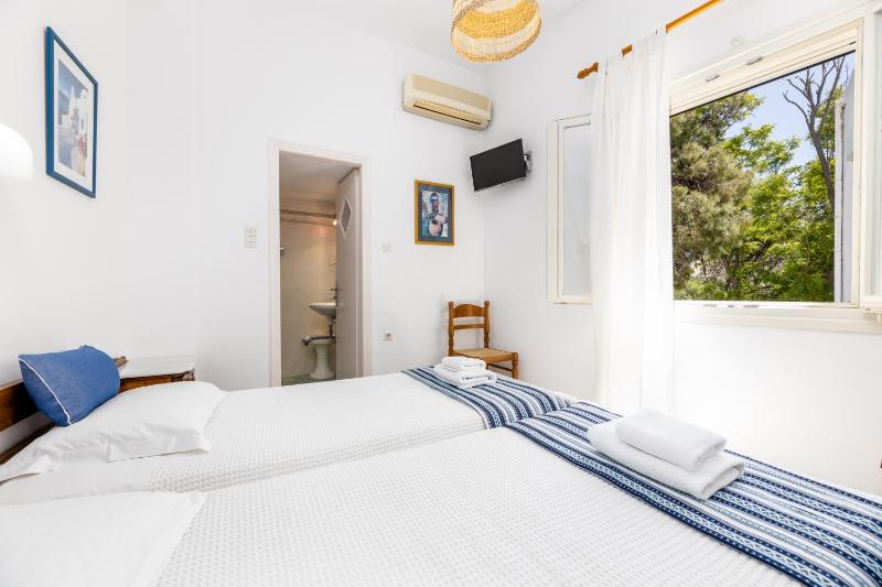 Standard Twin Room image 1