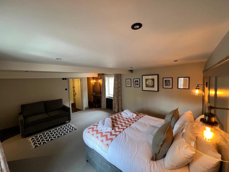 Deluxe King Room image 2