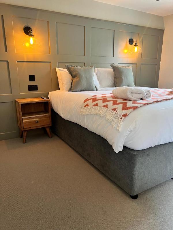 Deluxe King Room image 3