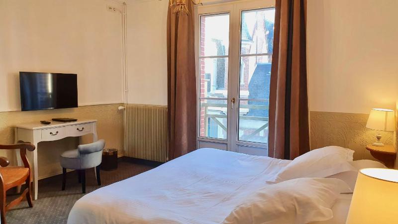 Double or Twin Room image 4