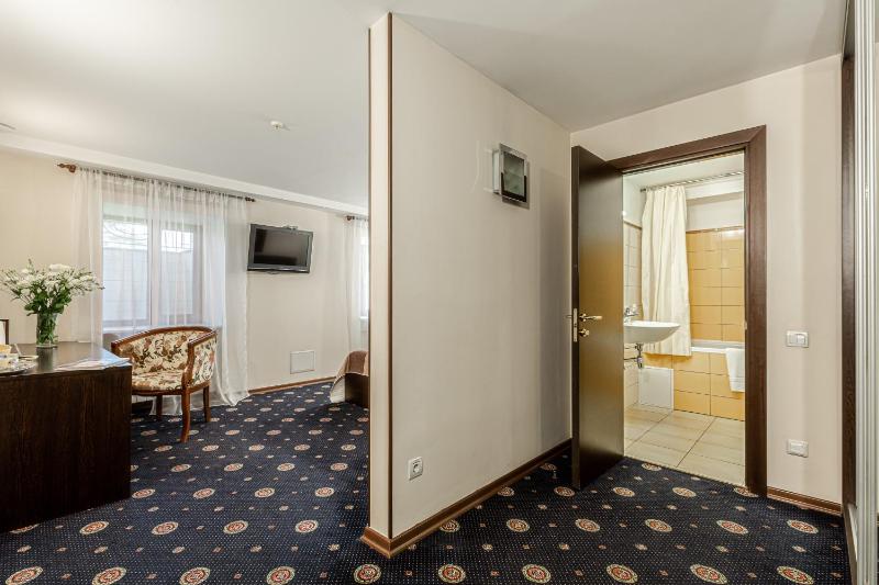 Standard Basement Double or Twin Room image 2