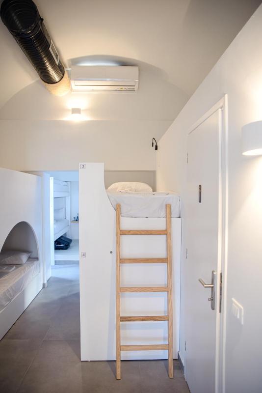 Central Hostel Oia - image 26