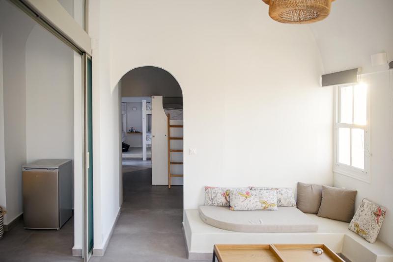 Central Hostel Oia - image 27