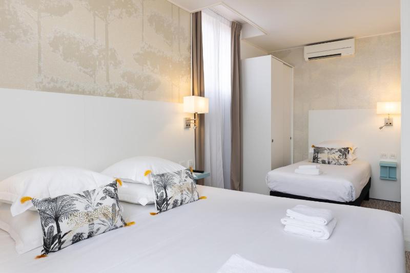 Deluxe Triple Room image 3