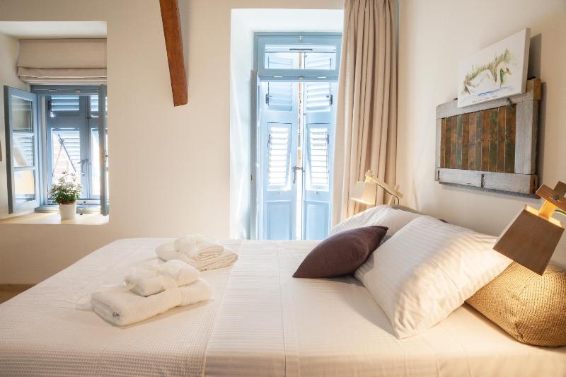 Deluxe Double Room with Balcony image 2
