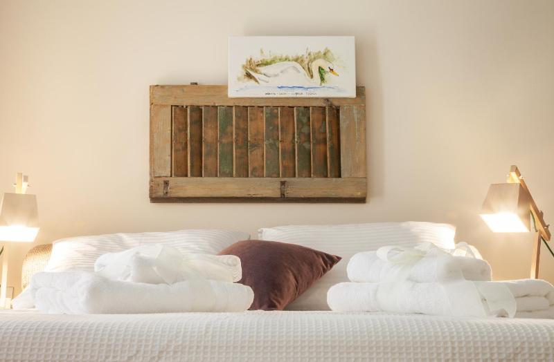 Deluxe Double Room with Balcony image 3