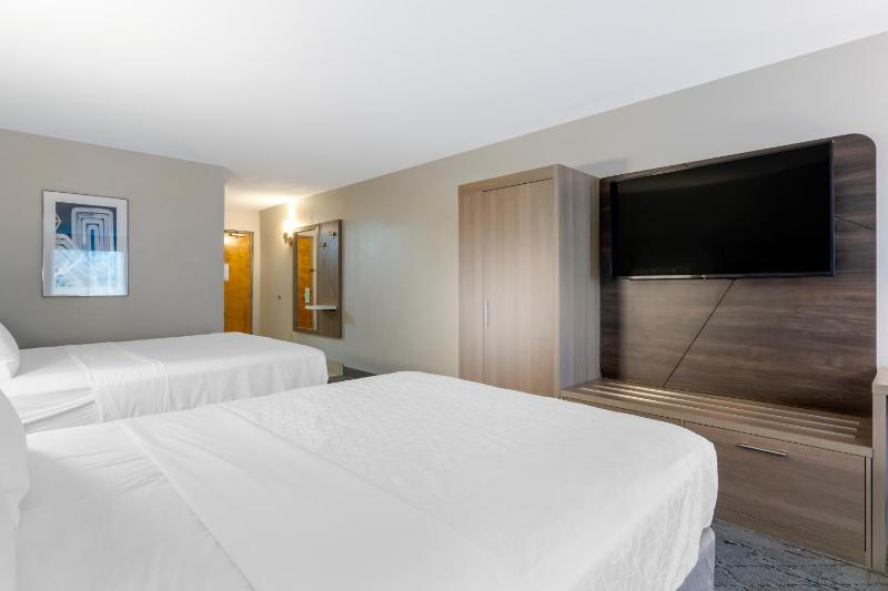 Standard Queen Room with Two Queen Beds image 4