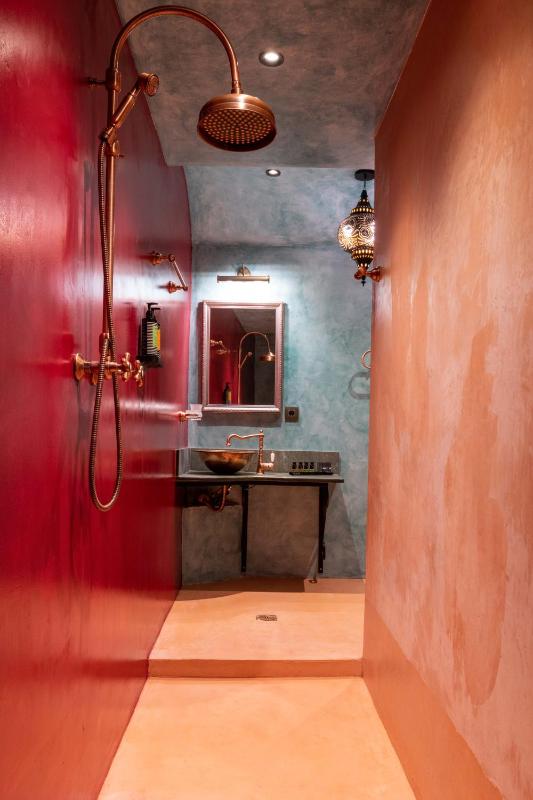 Honeymoon Suite with Hot Tub image 4