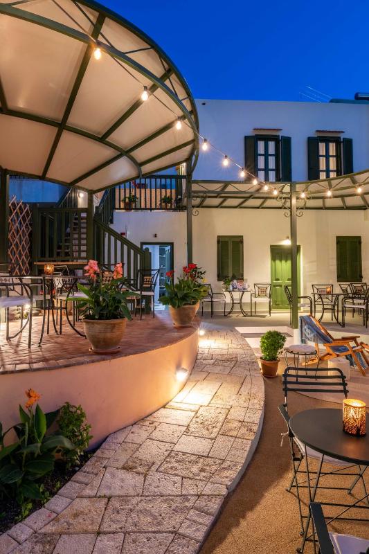 Honeymoon Suite with Hot Tub image 2