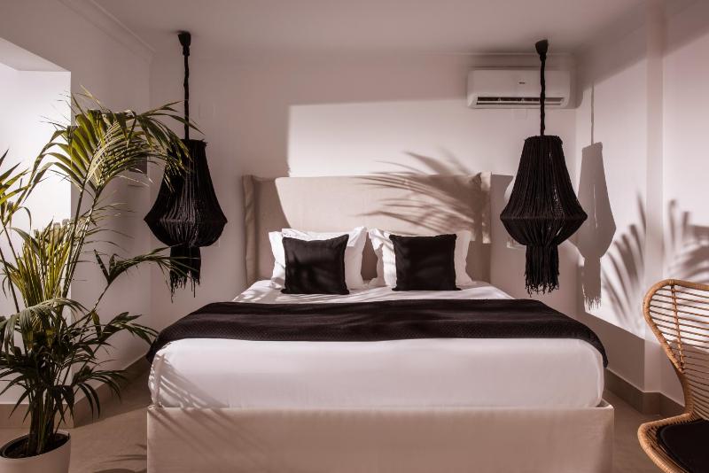 Deluxe Super King Size Bed with Garden View image 4