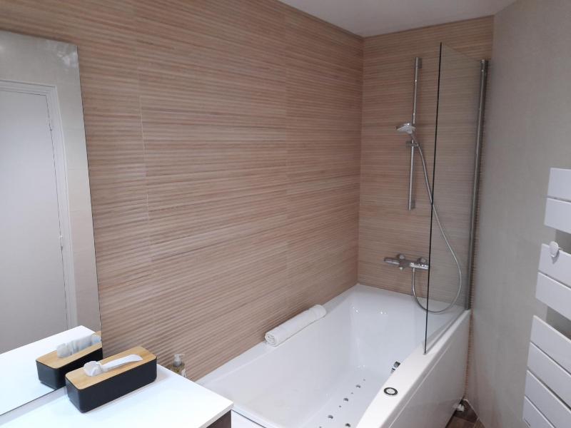 Suite hot tub image 1