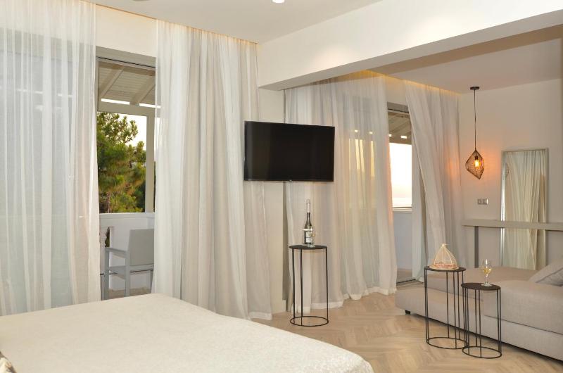 Deluxe Suite with Sea View image 2