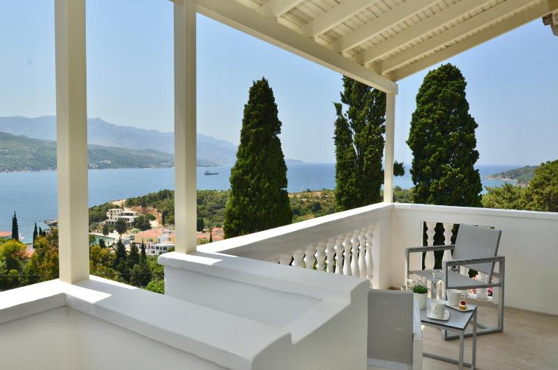 Deluxe Suite with Sea View image 3