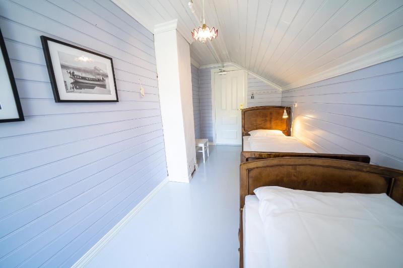 Twin Room with Shared Bathroom image 1