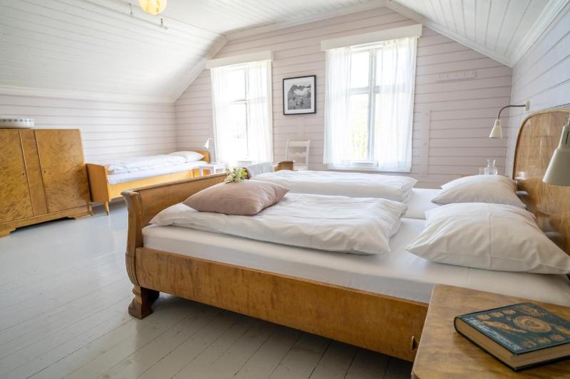 Quadruple Room with Shared Bathroom image 3