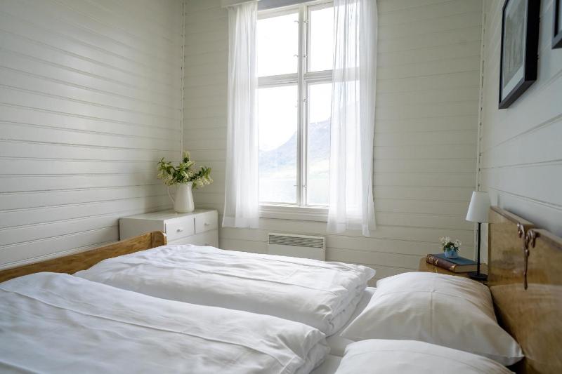Double Room with Shared Bathroom image 2