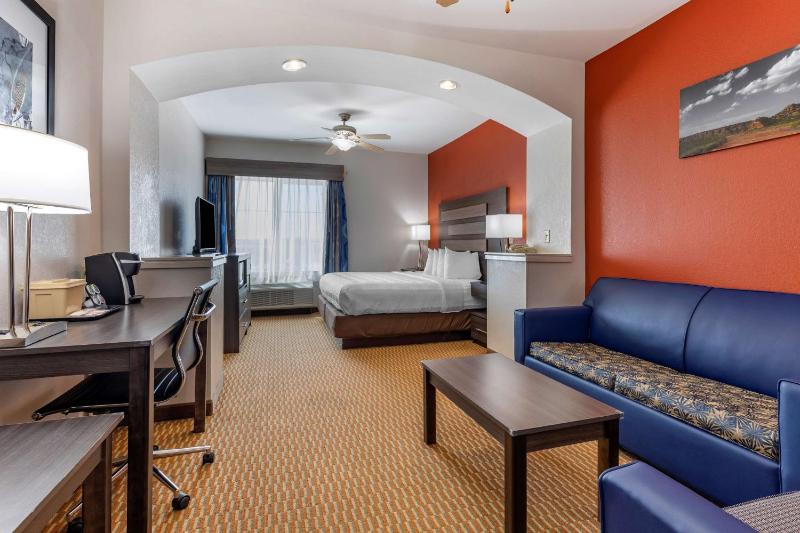 Queen Suite - Non-Smoking image 1