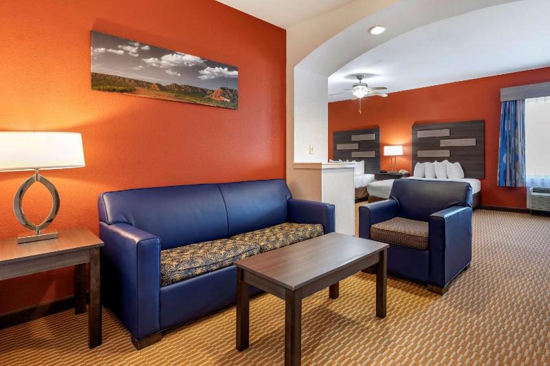 Queen Suite with Sofa Bed and Roll-In Shower - Disability Access/Non-Smoking image 1