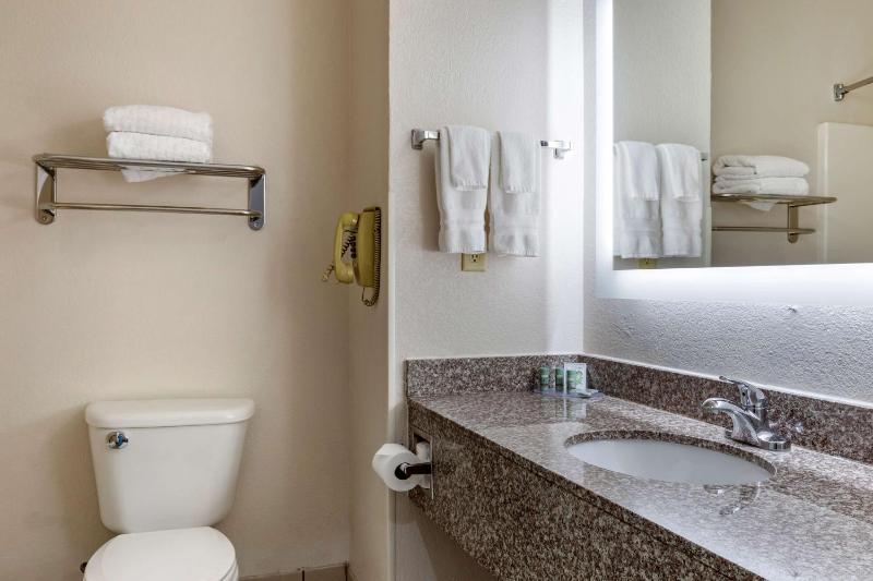 Queen Suite - Non-Smoking image 2